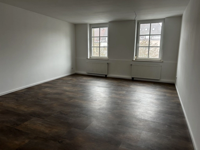 Helles Wohnzimmer mit Parkettoptik