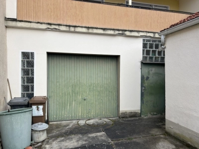 Garageneinfahrt und Nebeneingang