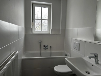 Modernes Badezimmer mit Badewanne