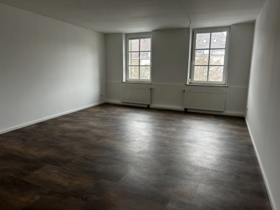 Helles Wohnzimmer mit Parkettoptik