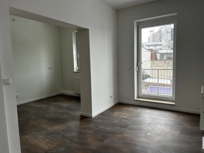 Esszimmer mit Zugang zum Balkon