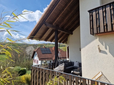große, überdachte Terrasse mit Ausblick