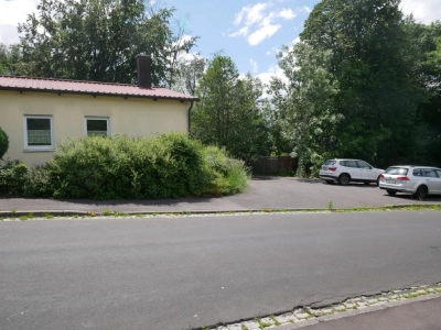 Ansicht mit Parkplätzen