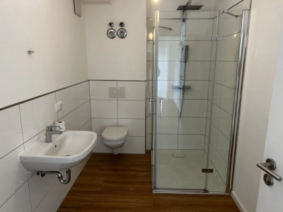 Modernes Duschbad